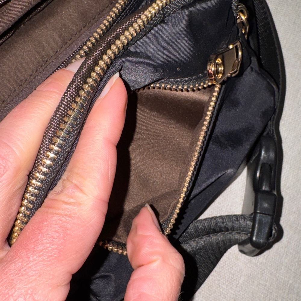 Like New Belt Bag-Unbranded-Black-4 Zipper Compartments-Gold Toned Zippers-Nylon - Picture 12 of 15